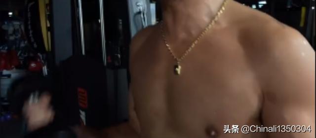 文章想做肌肉男,努力在健身房锻炼