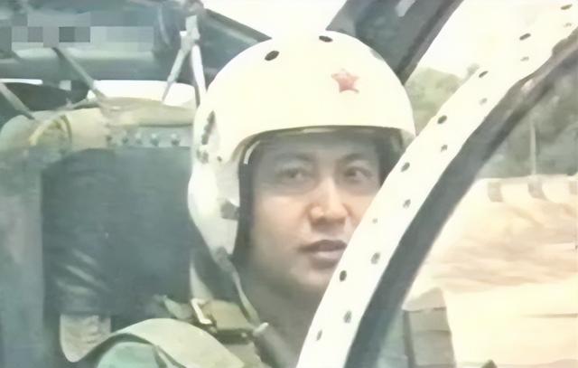 01年飞行员王伟事件:33岁少校对抗美军牺牲,81192响彻云霄
