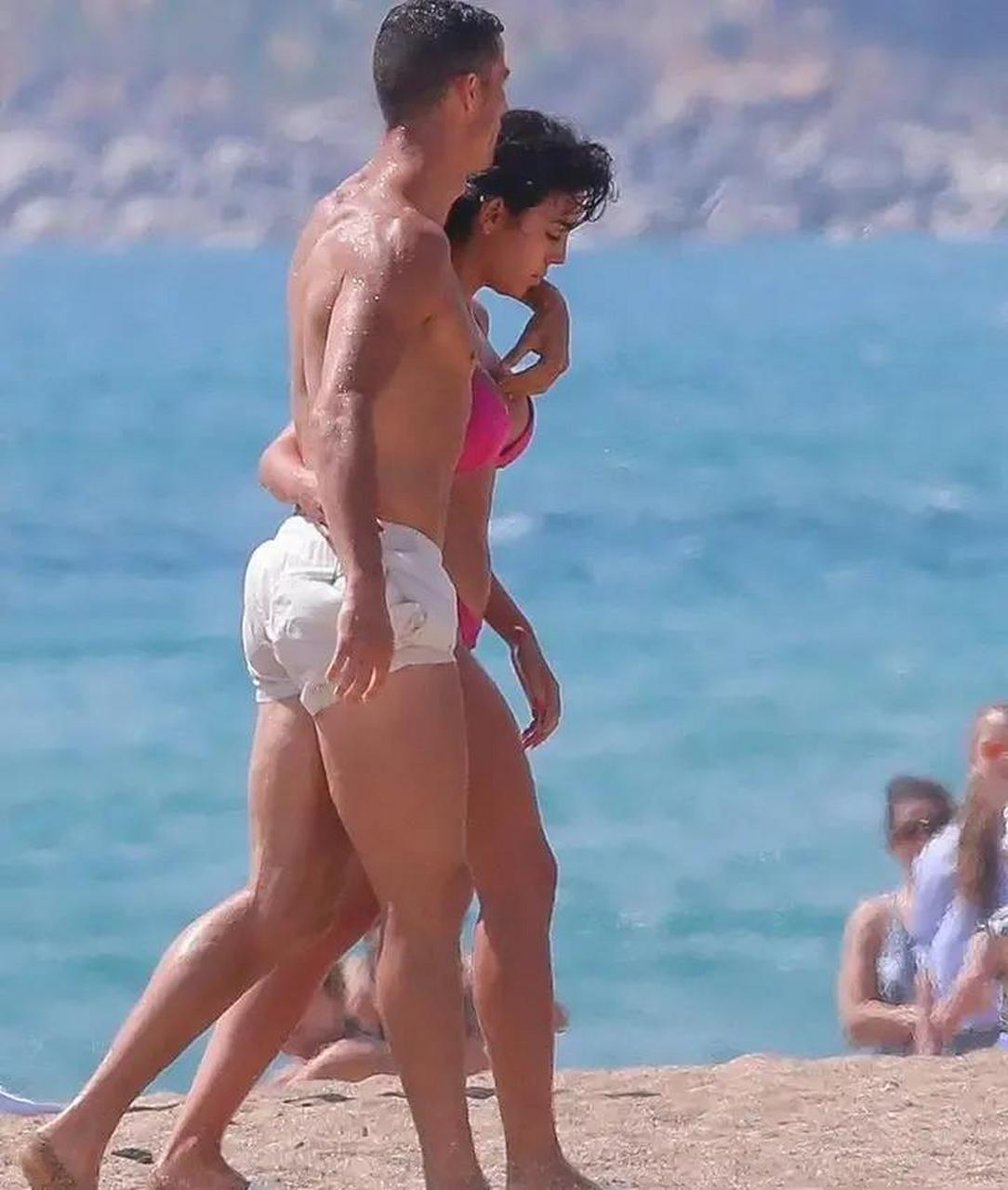 2018年,c罗和女友乔治娜在海滩上玩耍,他们的身材线条都非常完美,两人