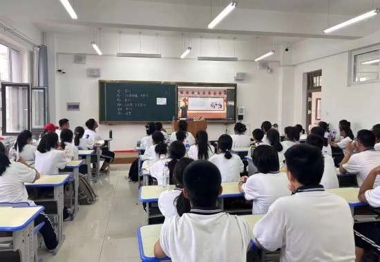 长春市汽开区第三中学500余名高一新生"向校园欺凌说不"