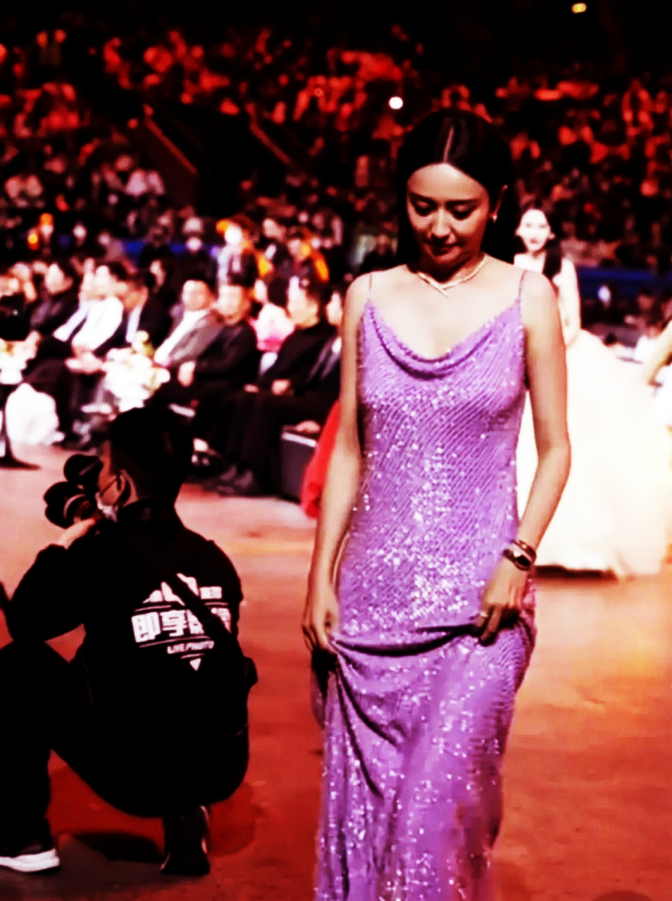 佟丽娅粉紫闪亮西装,摄影师应该是佟丽娅的黑粉吧,他瘦成双下巴了!