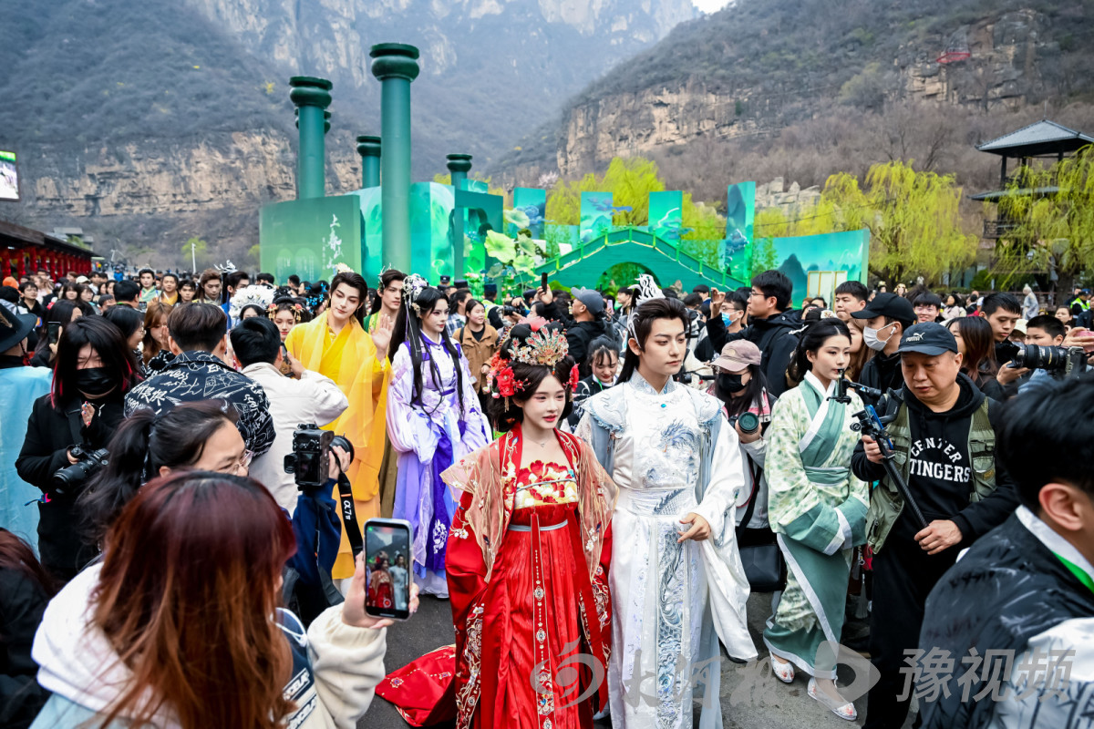 引爆国风之美!2024第六届云台山汉服花朝节盛大启幕