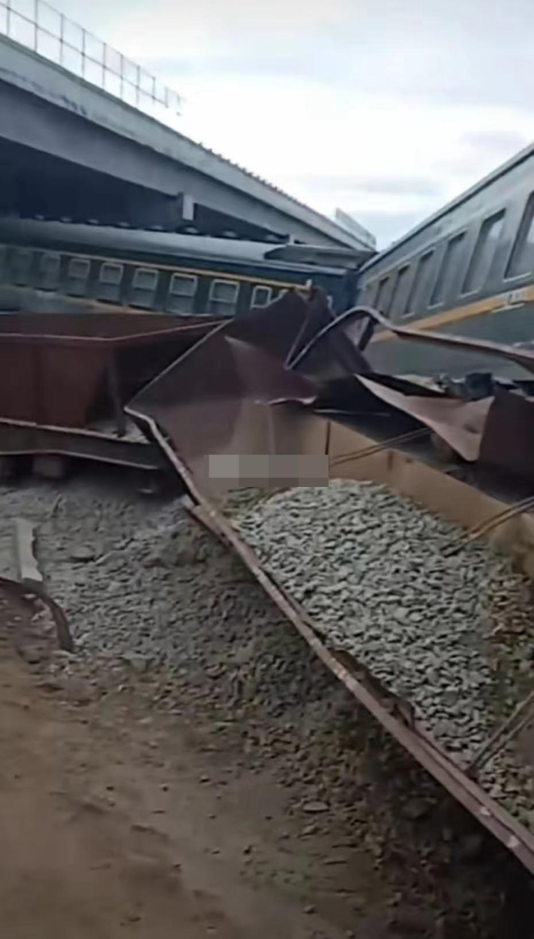 黑龙江k5133次列车运输中脱轨无人伤亡,目击者称列车疑似与板车相撞