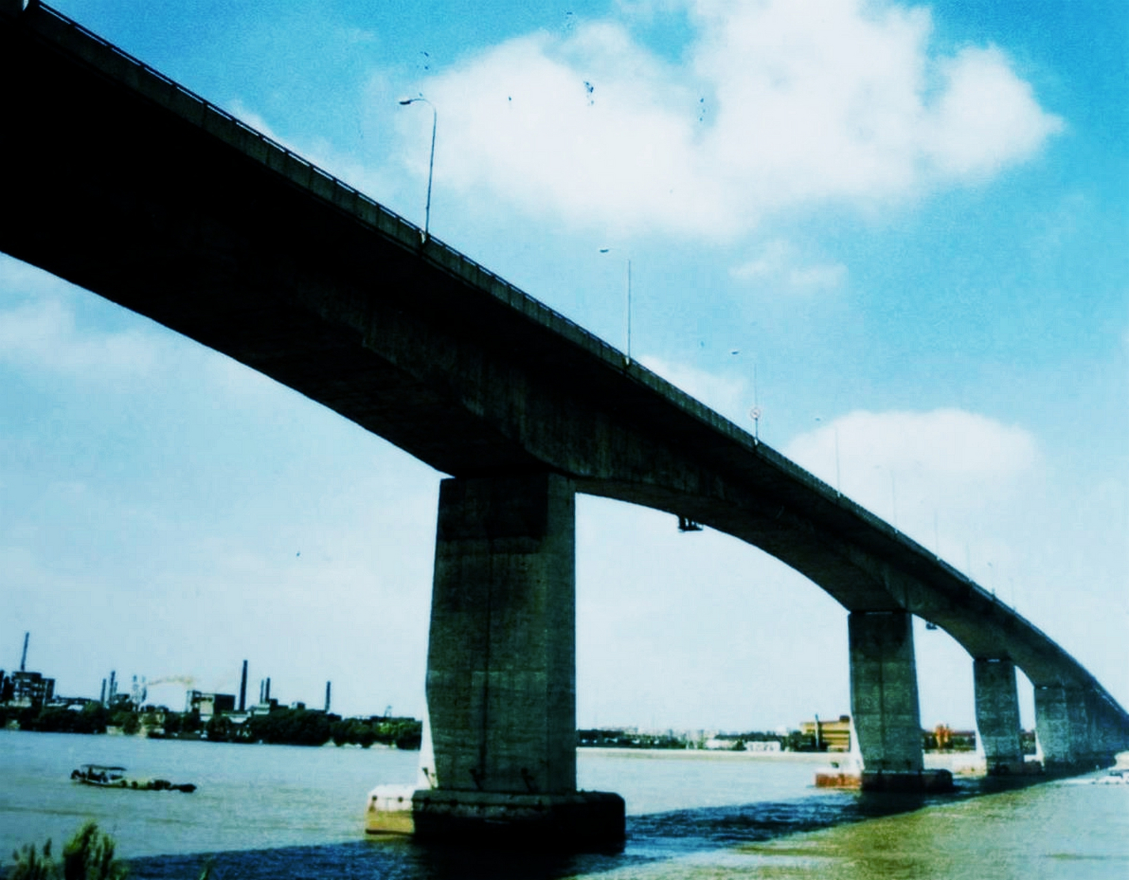 1995年10月26日,奉浦大桥建成通车.