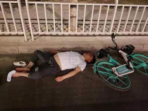 郑州一男子醉酒摔倒头部受伤 热心路人及时报警救助