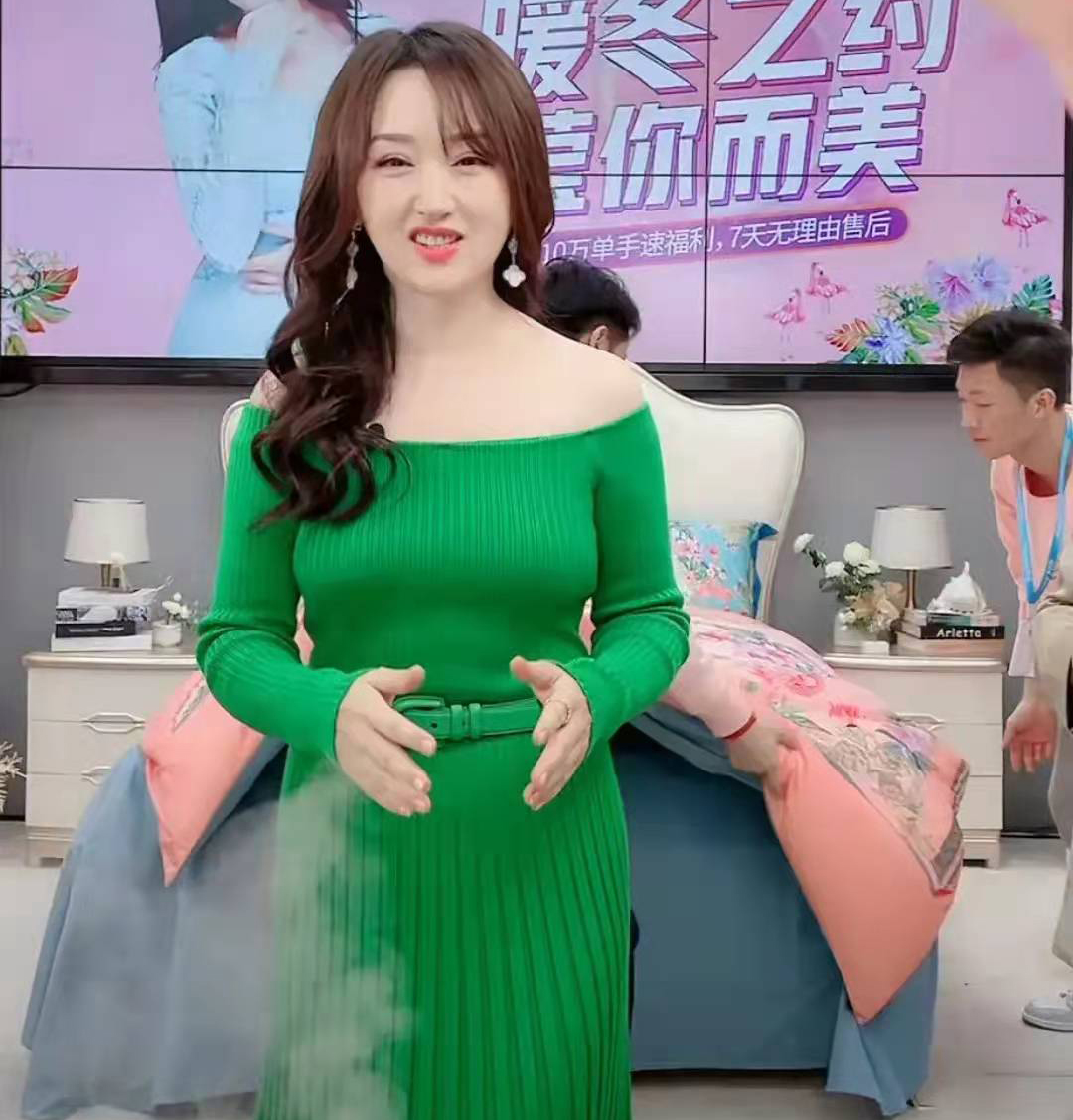 杨钰莹的直播造型火了,穿露肩长裙涂粉色唇彩,被指太招摇了