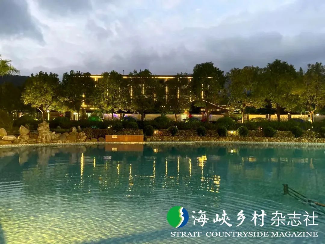 天然温泉温泉配套措施南坛温泉内独特的温泉池走出度假村门口,看到路