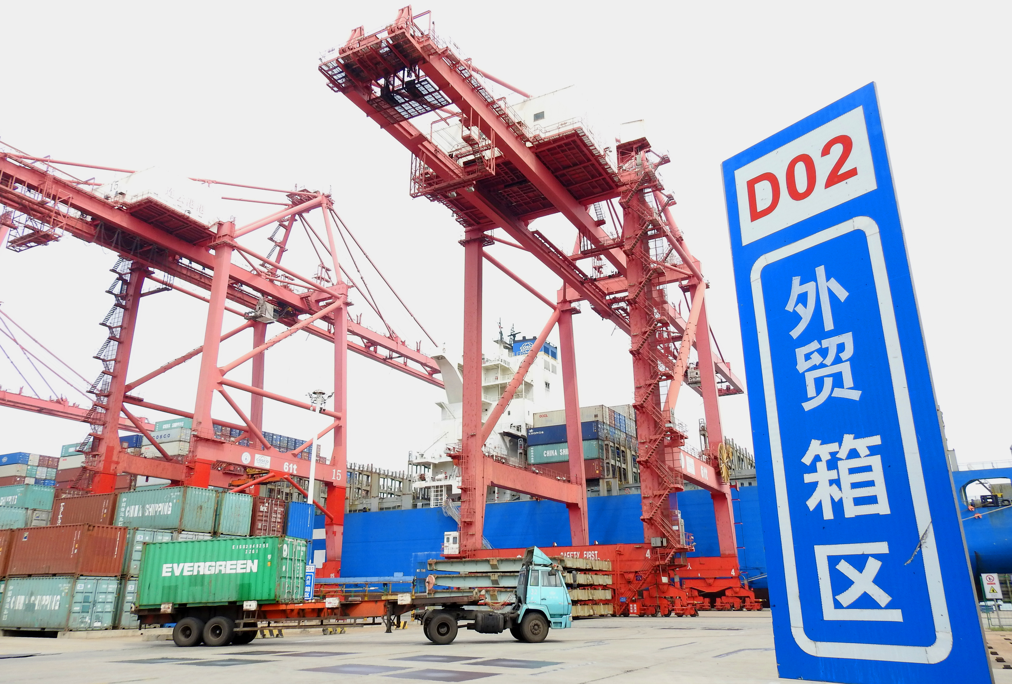 前4个月我国货物贸易进出口同比增长5.8%