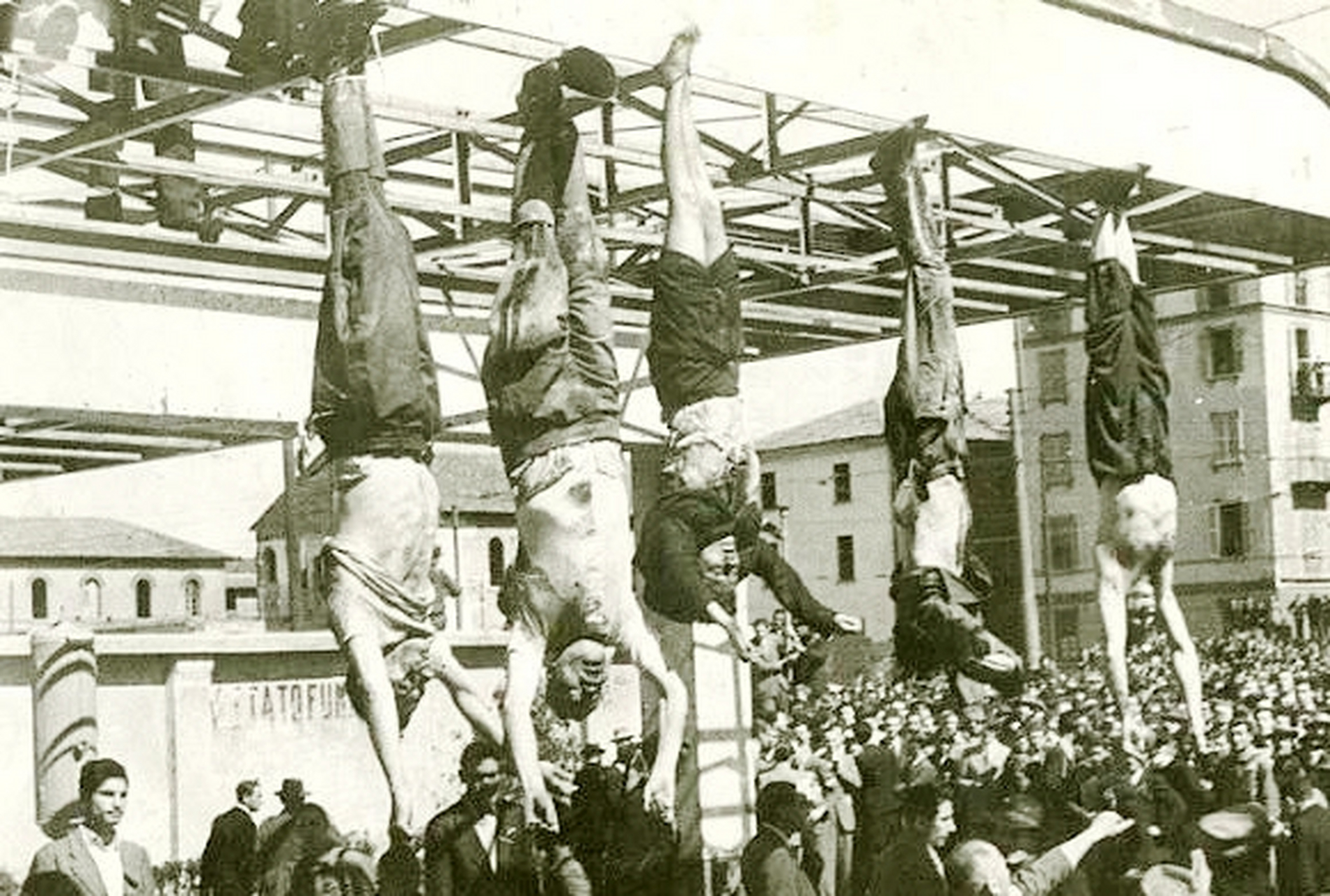 1945年,墨索里尼和他的情妇克拉拉被打后,尸体被吊死在米兰的一个广场