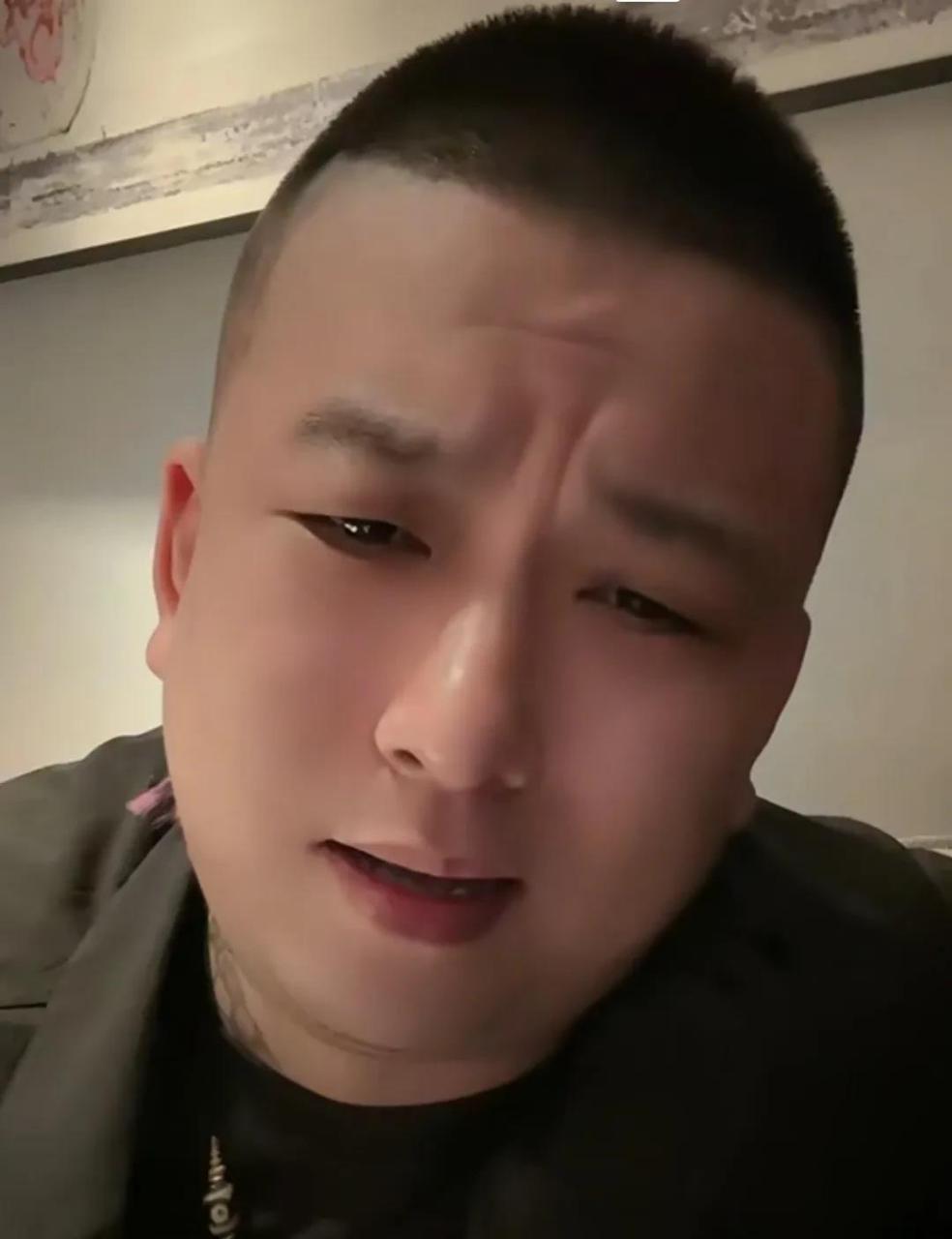 天津李四晚上开播,直播间粉丝带节奏说之前和刘二狗打pk输了,说洗纹身