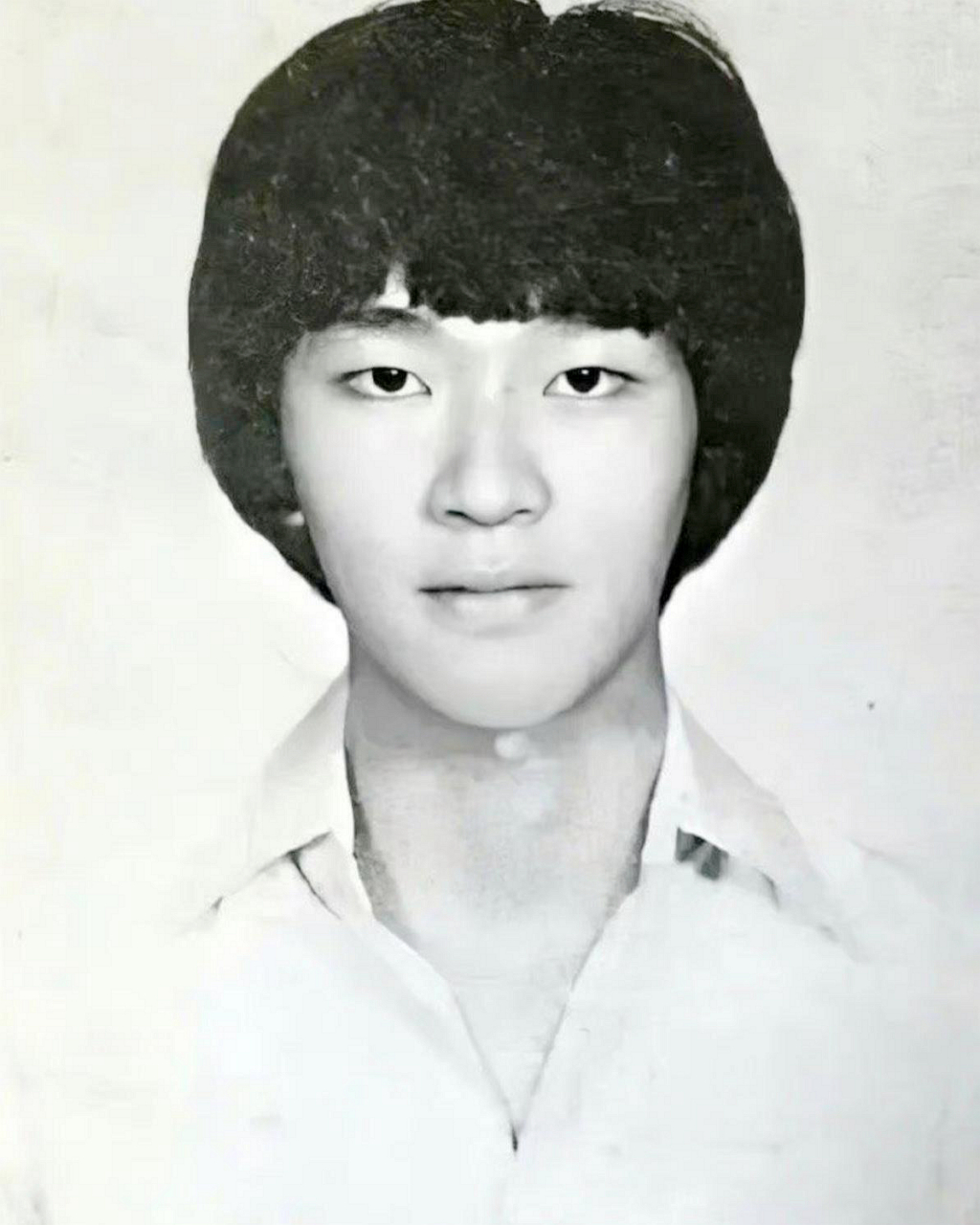 周星驰年轻时的老照片,单眼皮,现在是双眼皮!