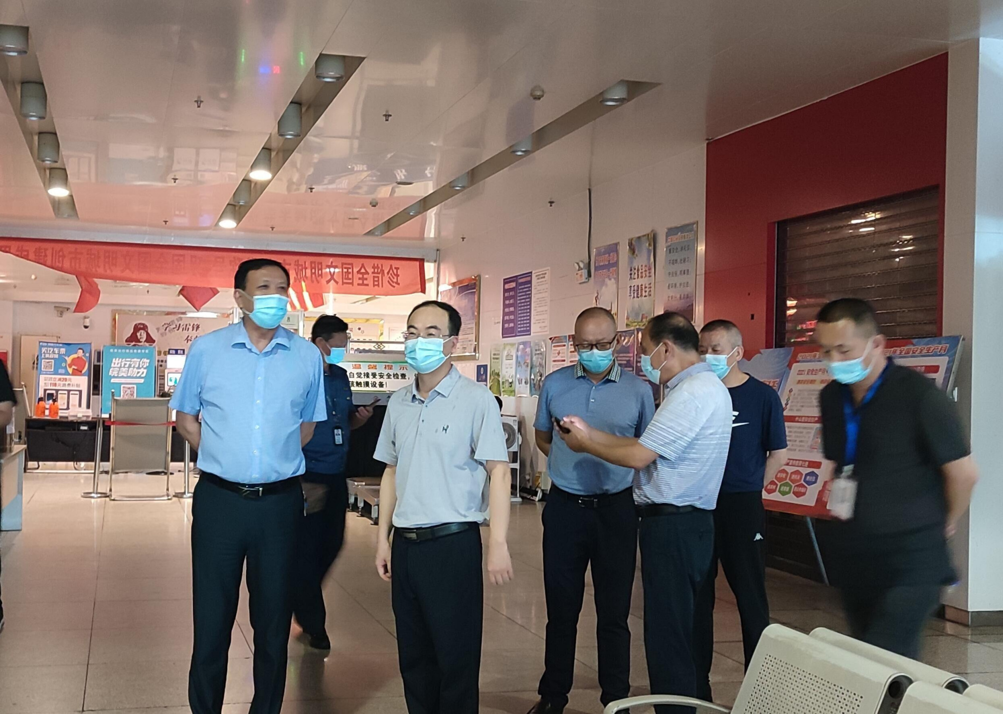 市交通运输局局长沈永平一行现场检查指导道路运输行业防疫防台风工作