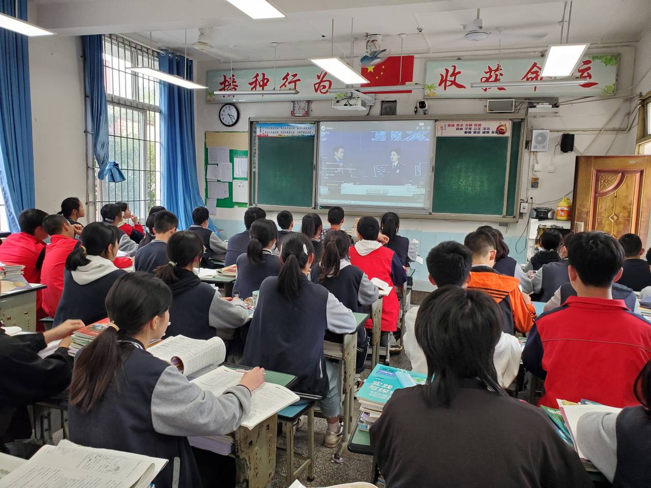 加强消防知识学习 自贡沿滩中学集中收看2022年春季全国中小学生消防