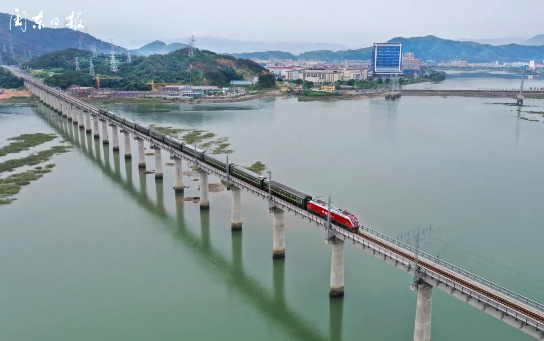 衢宁铁路首发列车驶过西陂塘跨海特大桥 徐烽 张文奎 摄