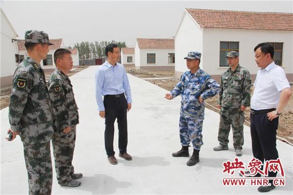 周口军分区司令员汤维政到项城市调研脱贫攻坚和民兵整组工作