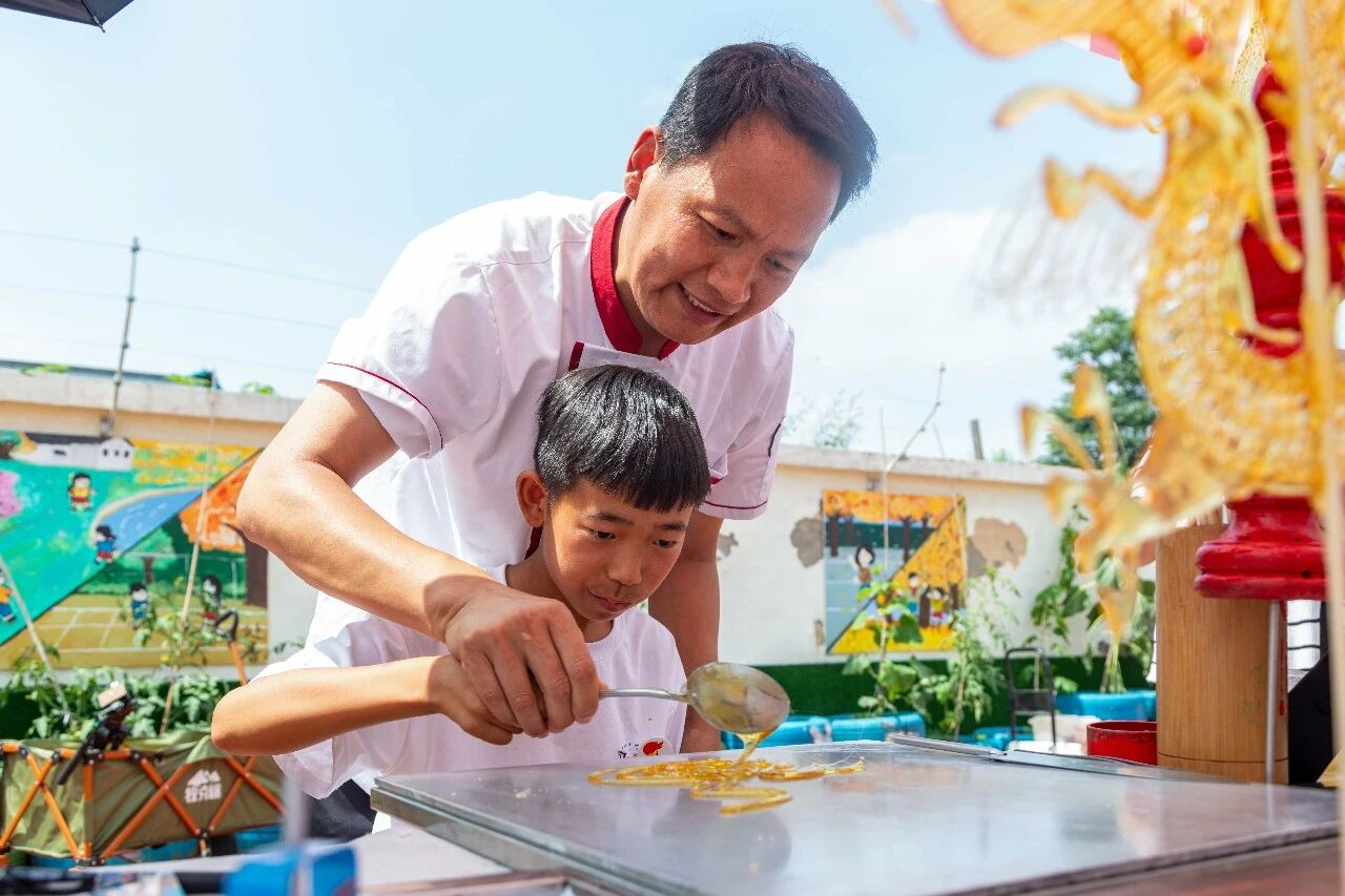 郑州经开区：校园里面赶“大集” 孩子当上“非遗传承人”