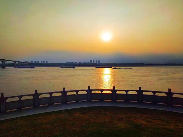 行摄黎明曙光下的黄石江滩公园