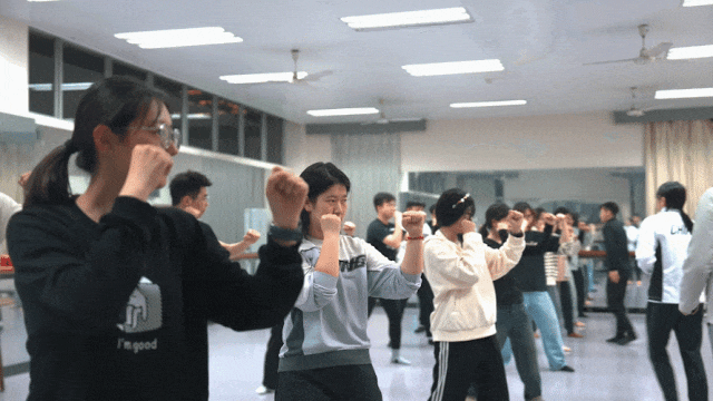 受这门课程影响,金锋在二十年后成为了一名优秀的青年导演,执导中央