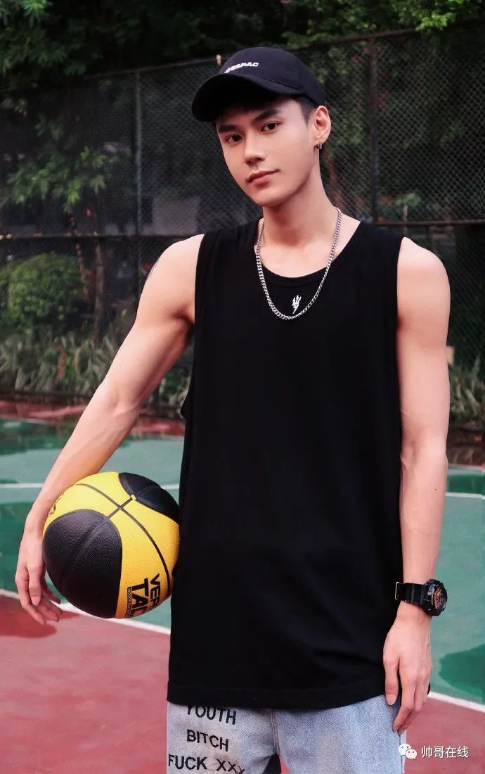 少年感薄肌篮球小哥,很适合做男友!