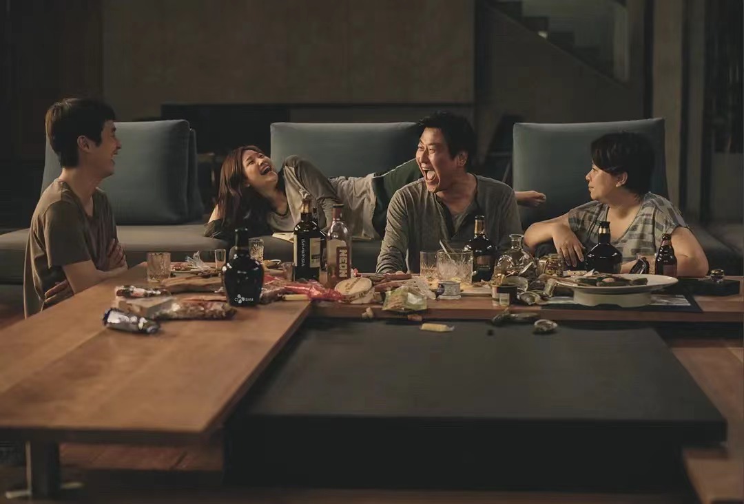 第56届韩国电影大钟奖获奖影片《寄生虫》剧照除了混乱运作引发的奖项权