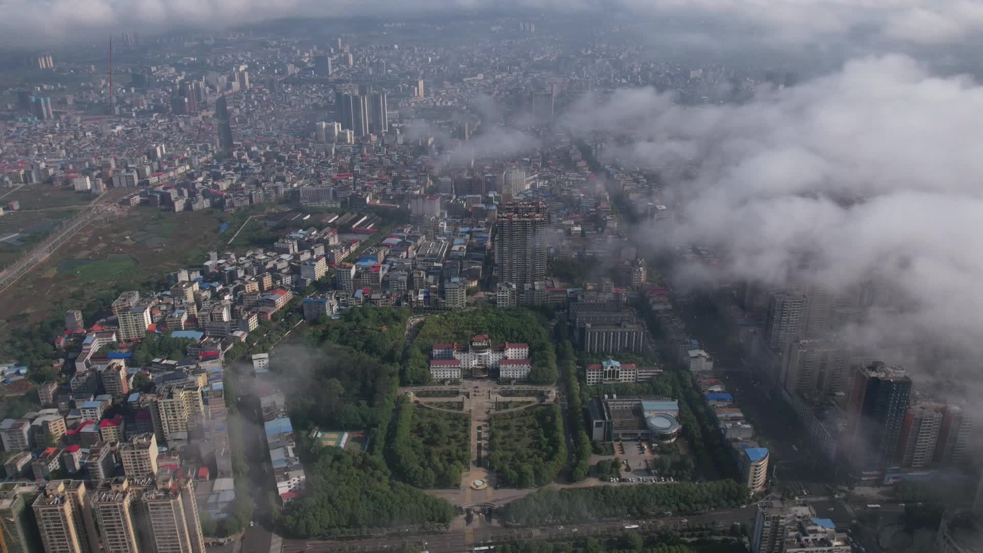 今晨的宁远县城梦幻缥缈