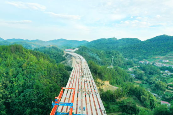 炉慈高速曾家垭2号桥梁架设全部完成