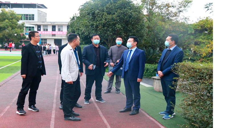 张靖华深入吕河初中调研指导工作