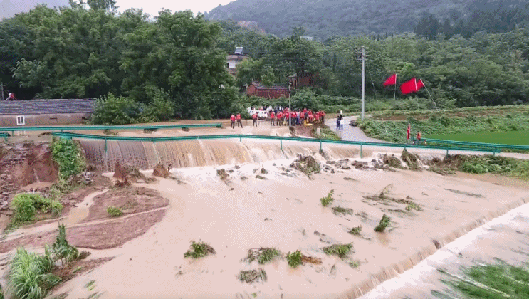 山洪暴发 安徽当涂护河镇西山河埂段发生塌方漫堤