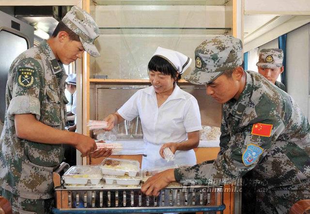 空军女兵吃饭伙食图片图片