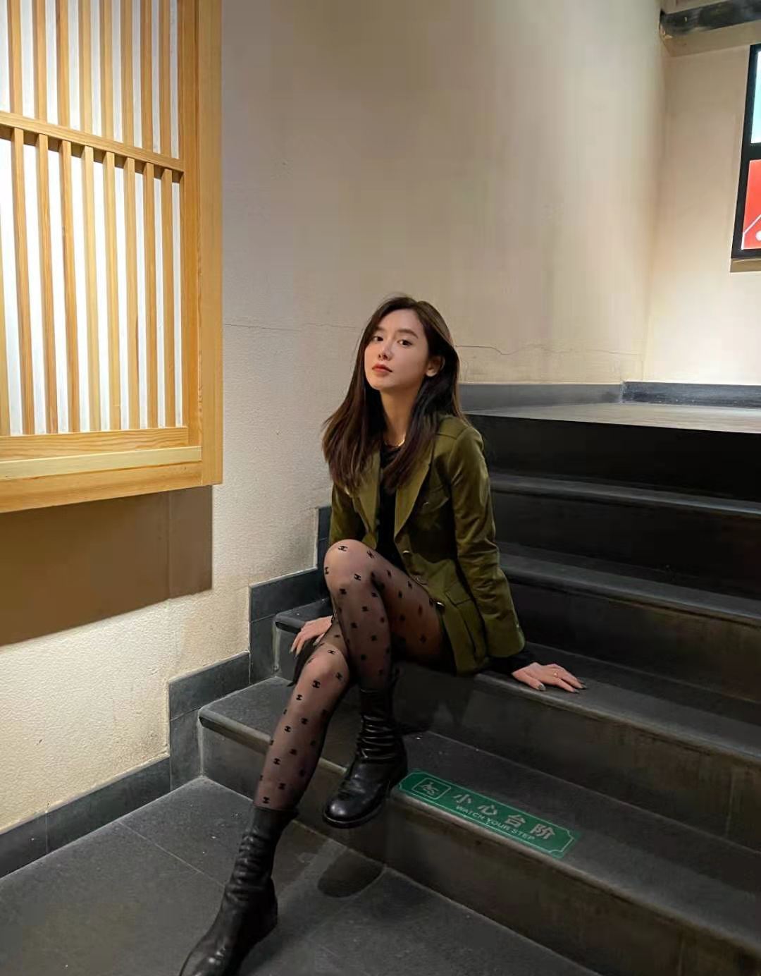 nba主播美娜晒美照,小短裙黑丝袜,身材圆润修长,御姐范十足!