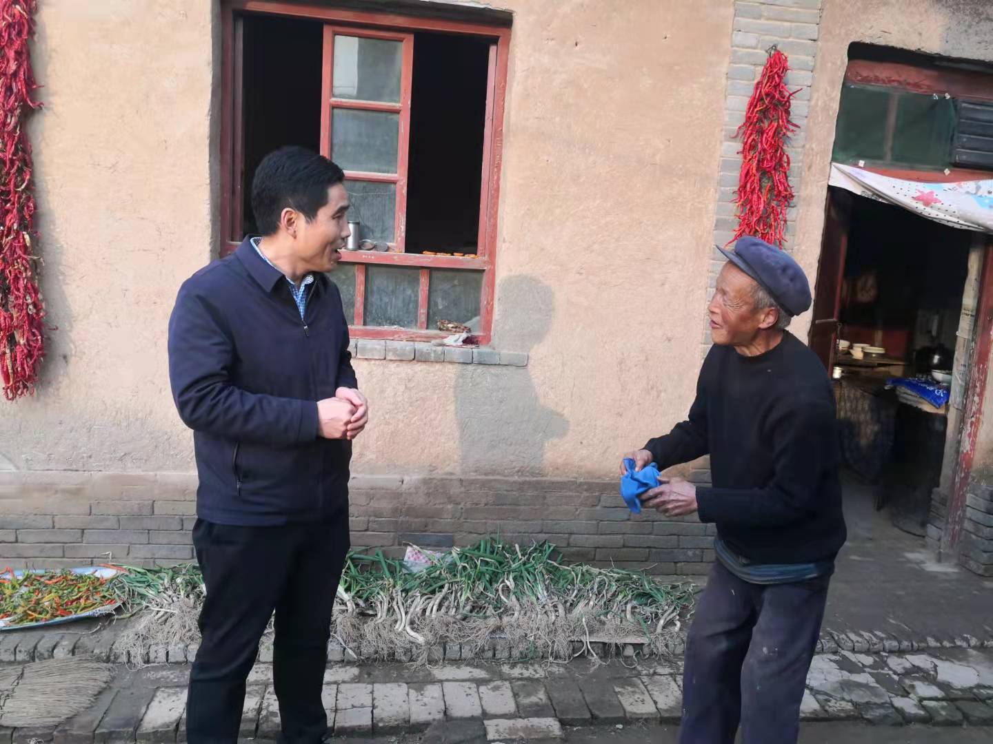 陕西彬州市龙高镇土陵村:关爱和义诊 暖冬更暖心