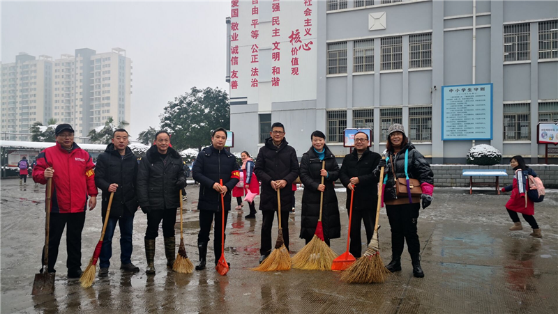 休宁县海阳二小校长图片