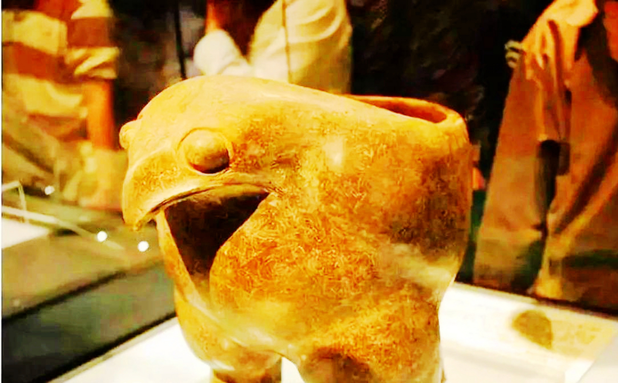 陶鹰鼎是跨越5000年历史的重要文物.