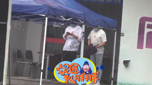 胡夏化身"司机" 开车带助理做节目