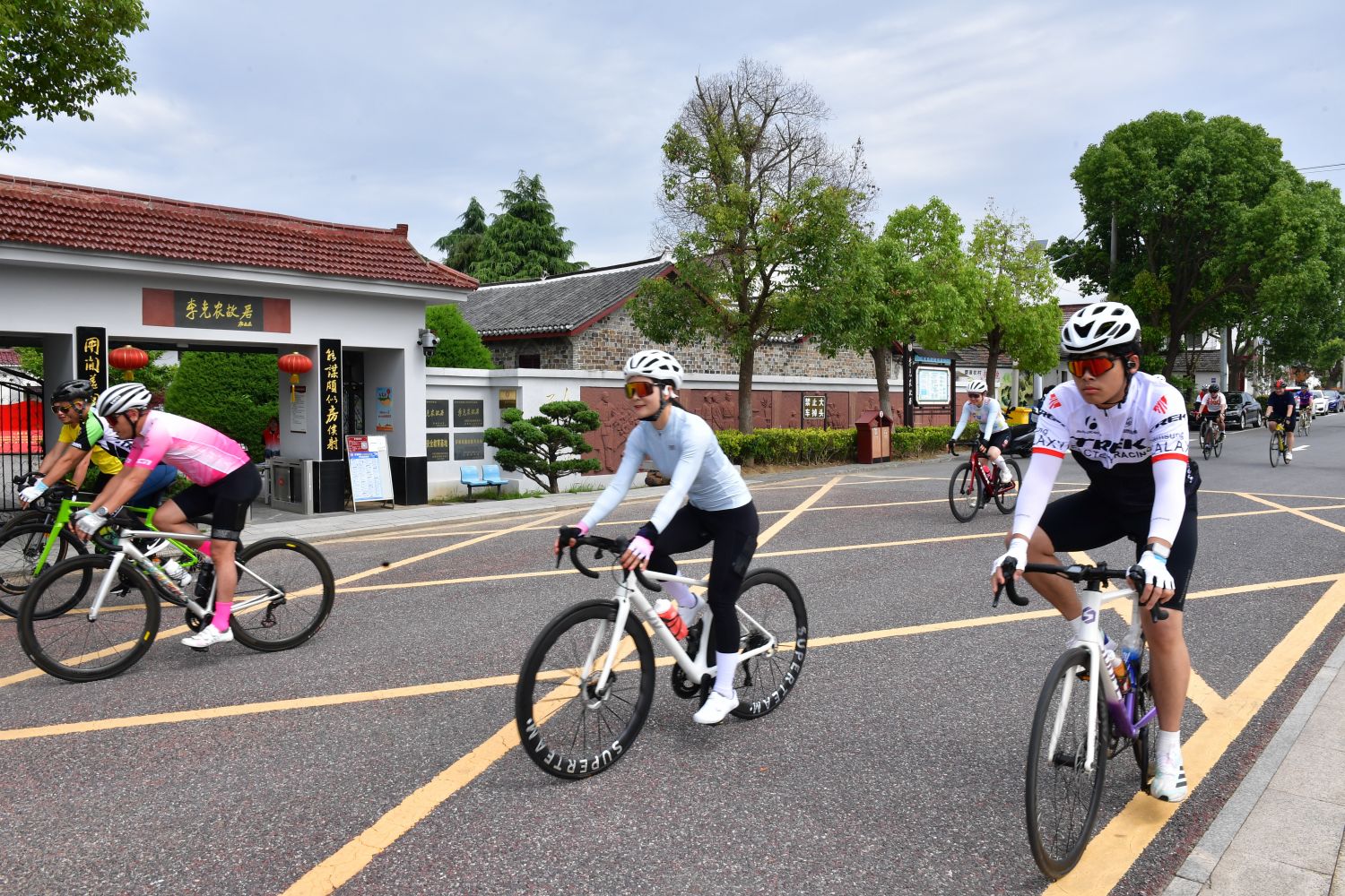 提前"打卡"!30名骑友抢先体验"环湖赛"赛道