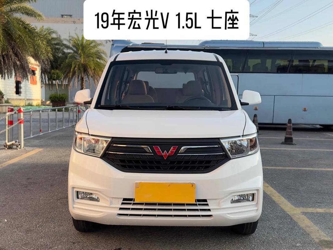 五菱宏光七座自动挡多少钱及图片?