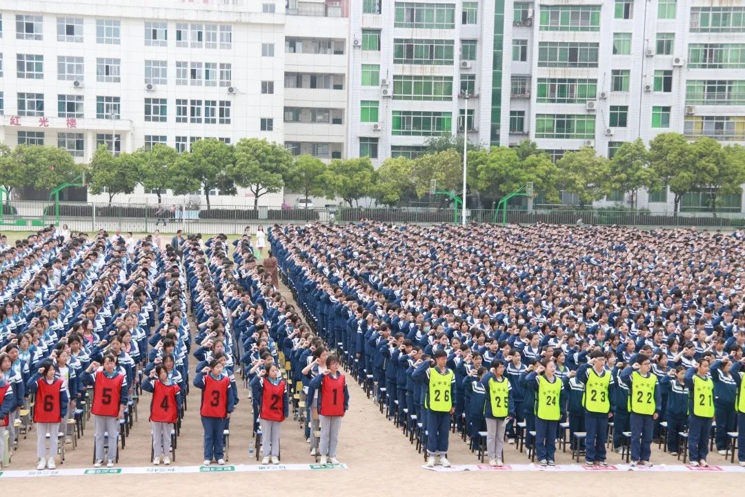 與法同行 法潤田城——開江法院為開江中學實驗學校4800餘名師生現場