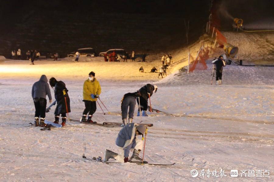 2021年12月24日,雪后的泰安徂徕山滑雪场夜晚狂欢不断