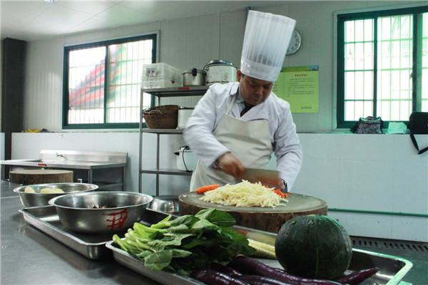 中国故事|公益中学校长潘志平:亲情教育先行者