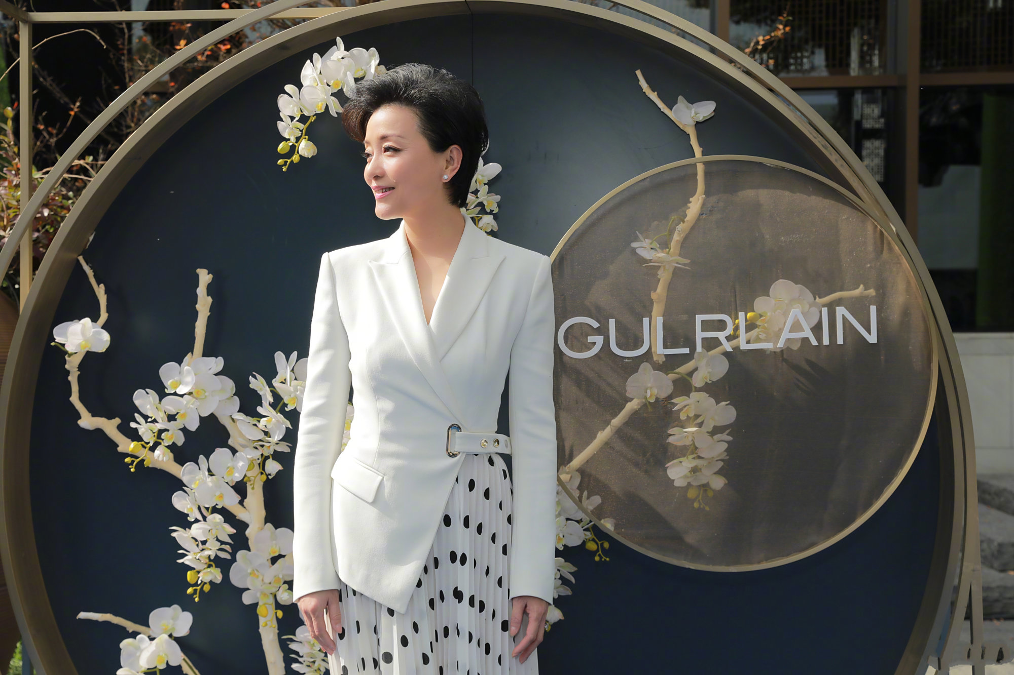 52岁杨澜身材有料,修身礼服裙秀"括号臀",腰臀比同龄人少见