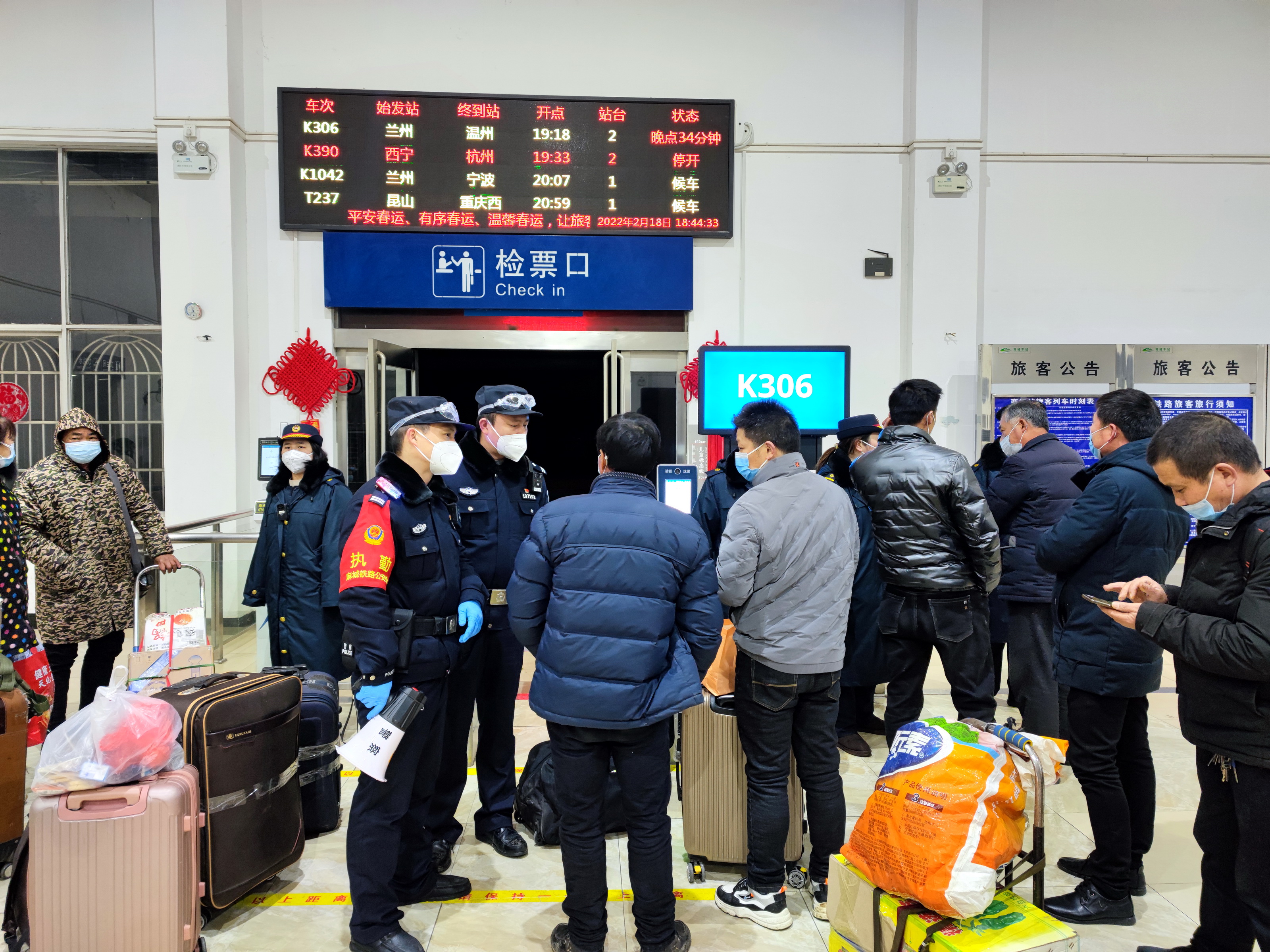 商城站派出所全力确保返程客流高峰期间铁路运输畅通