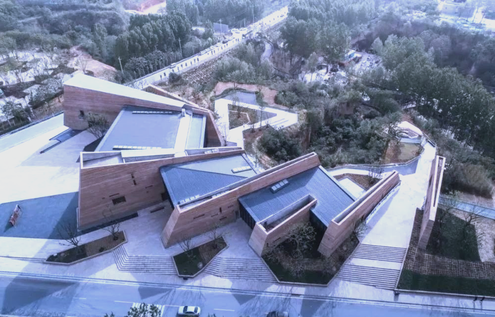 郑州建业足球小镇游客中心设计的创新探索