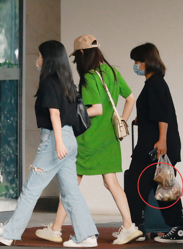 迪丽热巴带助理赶飞机,谁注意她手上的食物?这分量都可以养猪!