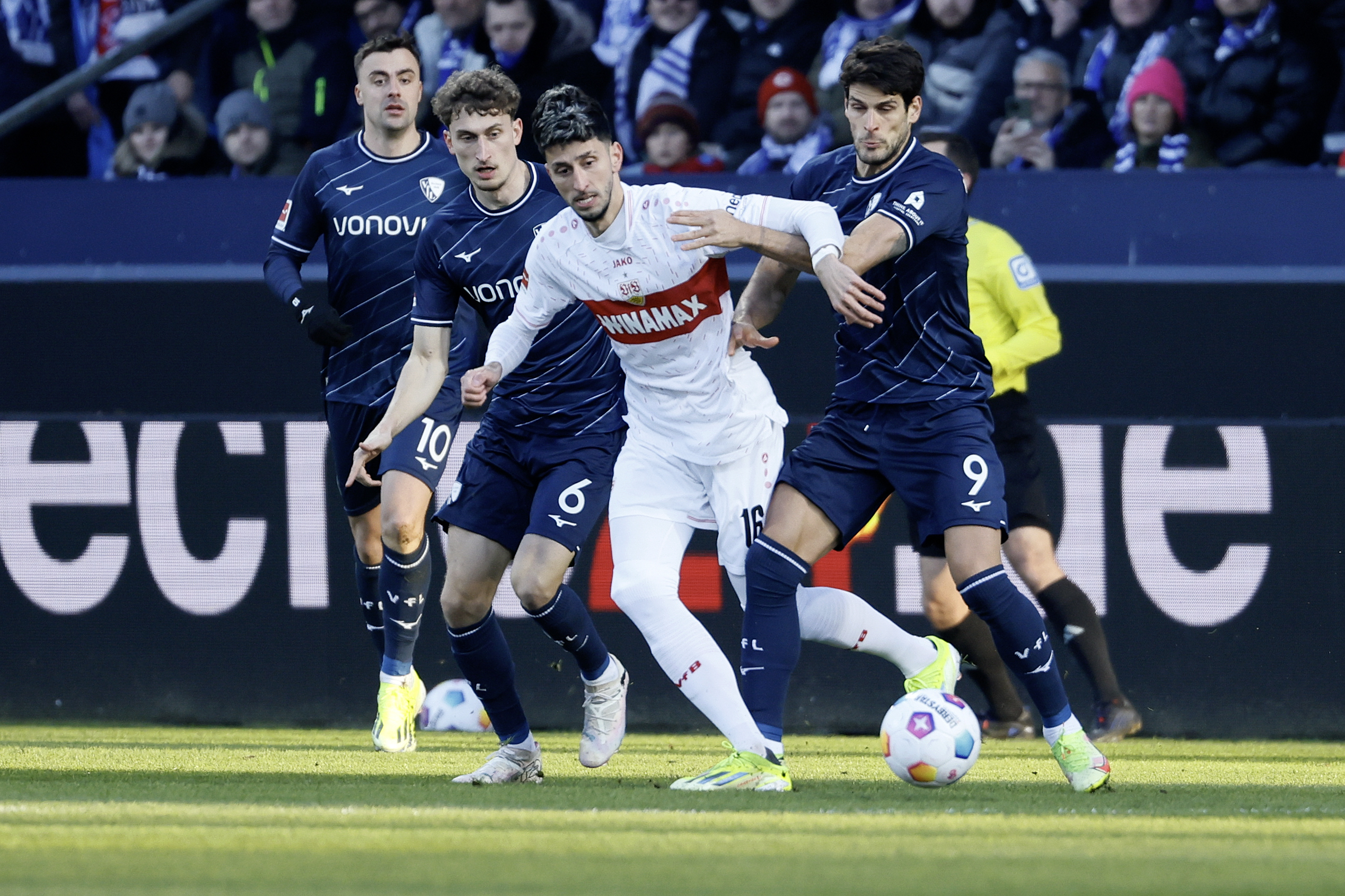 足球——德甲:波鸿胜斯图加特