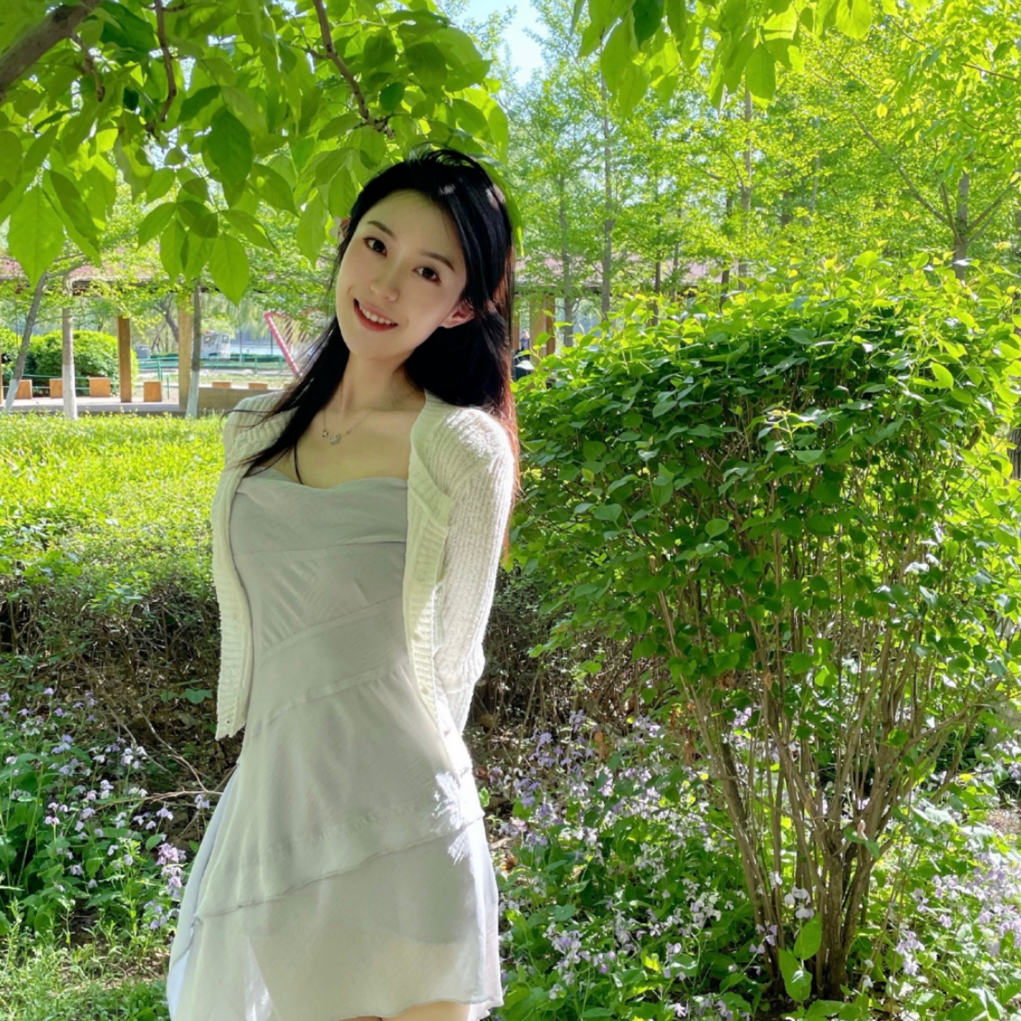 张镇麟携校花女友逛商场!女友家境优越相恋多年,身高刚到他肩膀