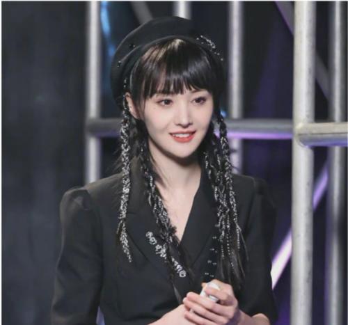 郑爽公益大片曝光,看到头上的装饰网友都傻眼了,大呼这是"真公益"