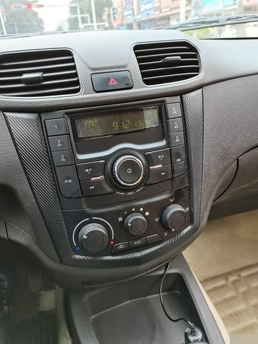 五菱宏光s怎么放u盘音乐,基本型可以放u盘的音乐吗?