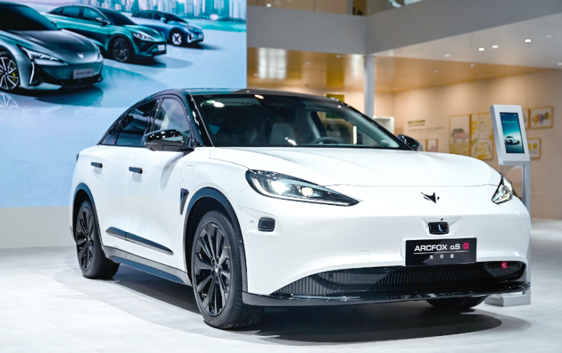 北汽蓝谷极狐麦格纳工厂全方位开放:展现领先制造与未来出行新篇章