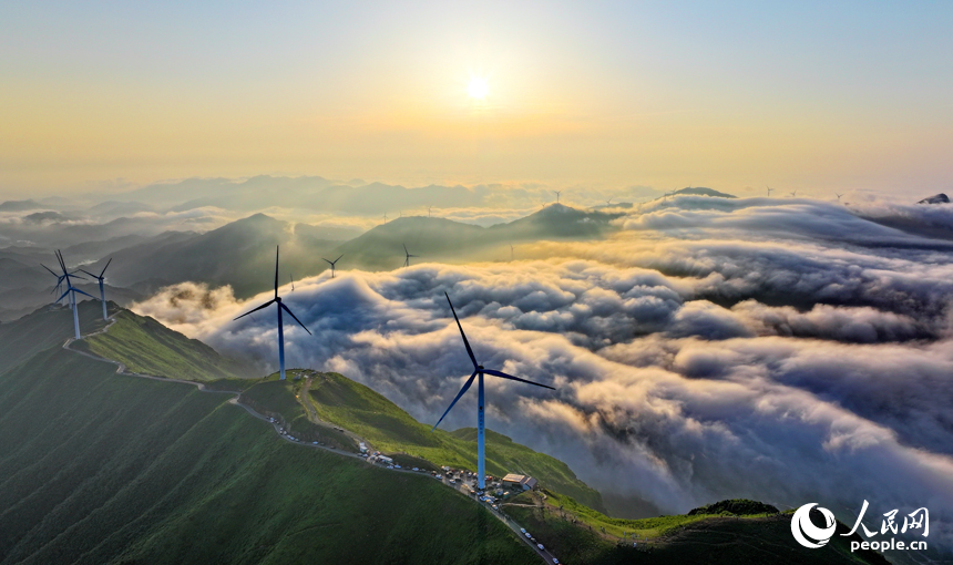 江西遂川:高山风电风景美