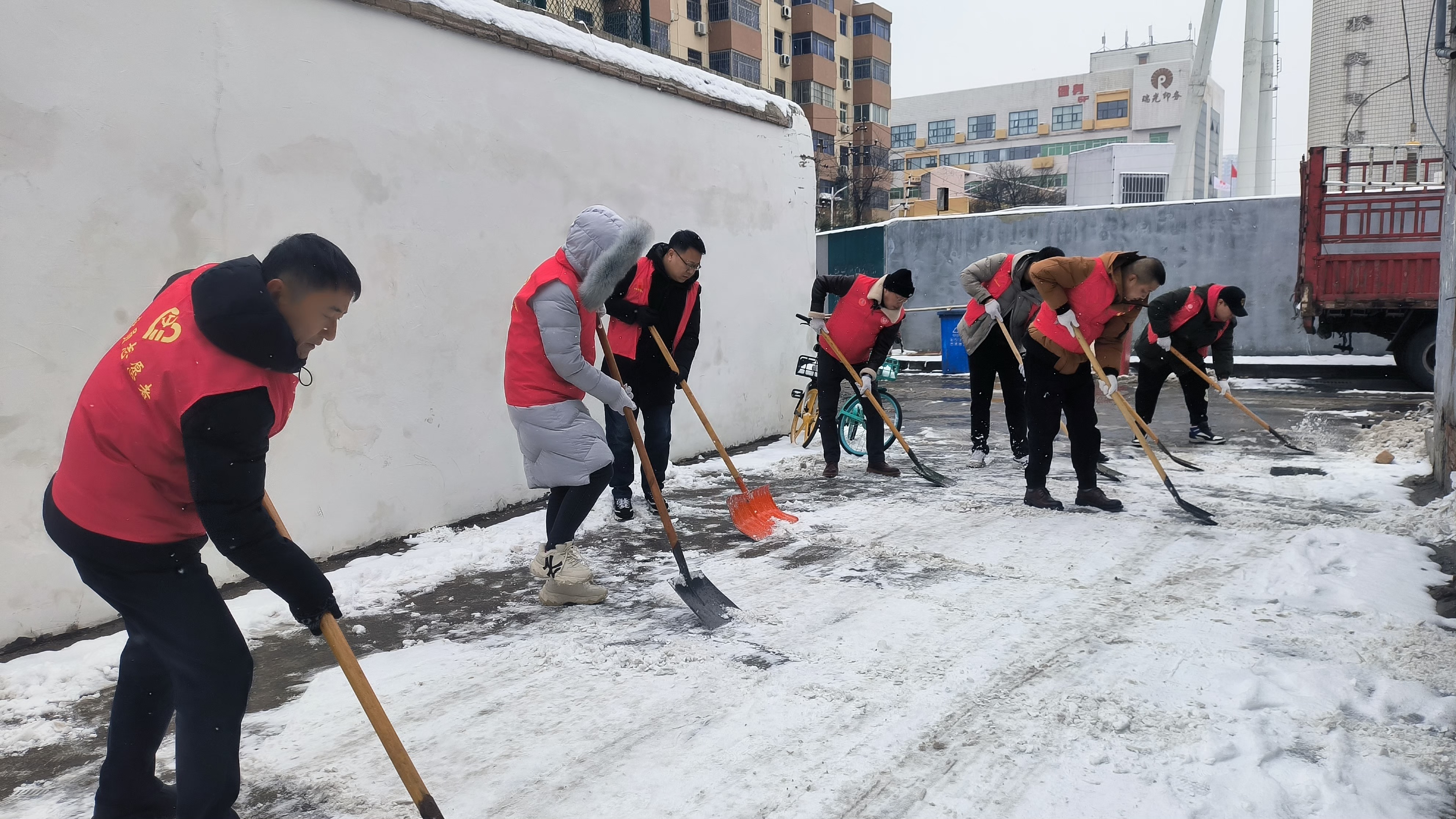 清积雪,铲冻冰,这群市政志愿者全力保畅通